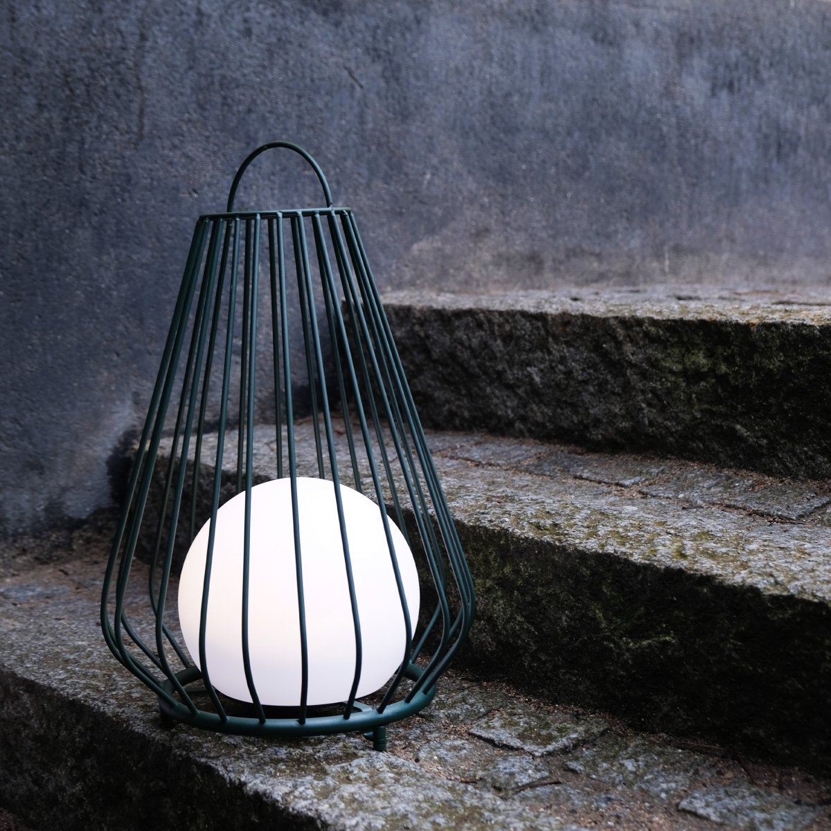 Evesham 48cm Grøn bærbar Fra Dyberg Larsen - Den stiliga gr&ouml;na f&auml;rgen ger ett naturligt och i&ouml;gonfallande inslag i utomhusmilj&ouml;n och bidrar till en inbjudande atmosf&auml;r p&aring; kv&auml;llen.