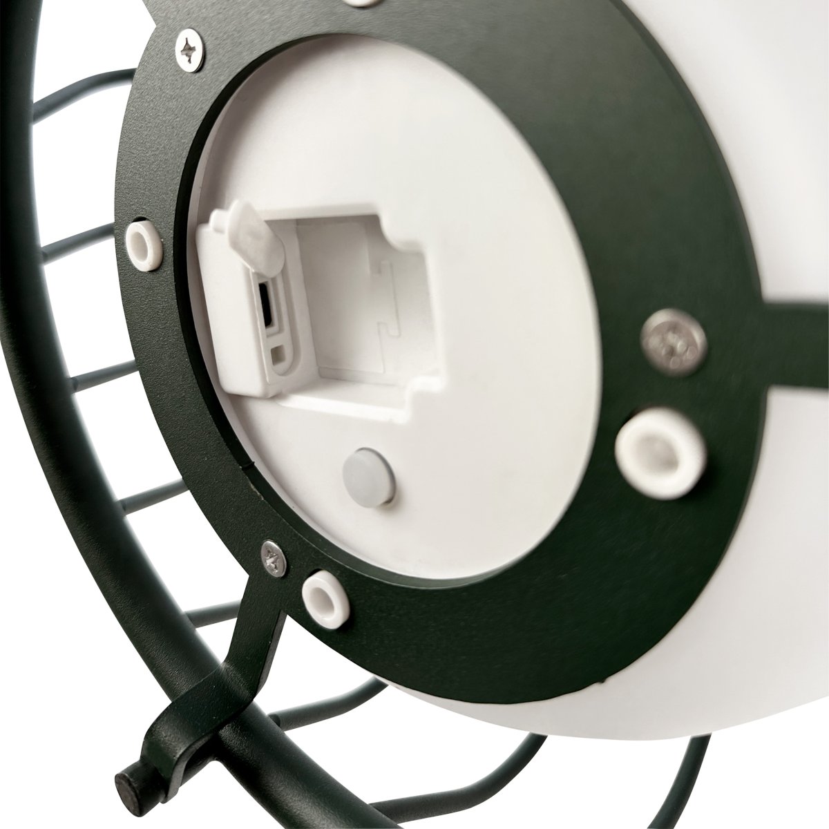 Evesham 48cm Grøn bærbar Fra Dyberg Larsen - Den stiliga gr&ouml;na f&auml;rgen ger ett naturligt och i&ouml;gonfallande inslag i utomhusmilj&ouml;n och bidrar till en inbjudande atmosf&auml;r p&aring; kv&auml;llen.