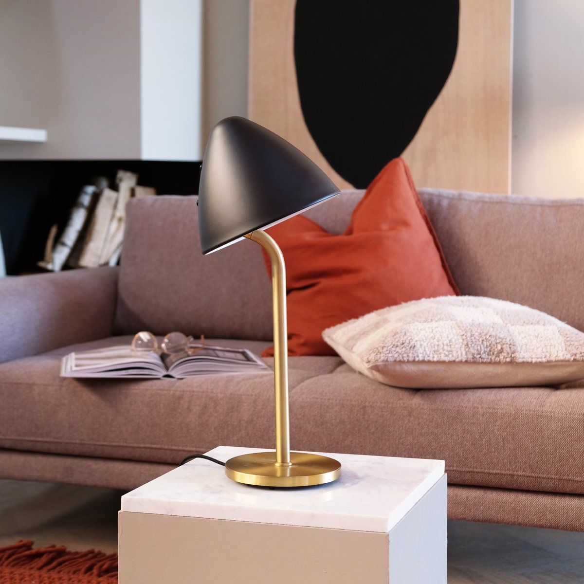 Oulu 47cm Sort bordlampe Fra Dyberg Larsen - Med sit stilfulde design og kvalitetsmaterialer bliver Oulu en iøjnefaldende detalje, der tilføjer elegance og atmosfære til din boligindretning.