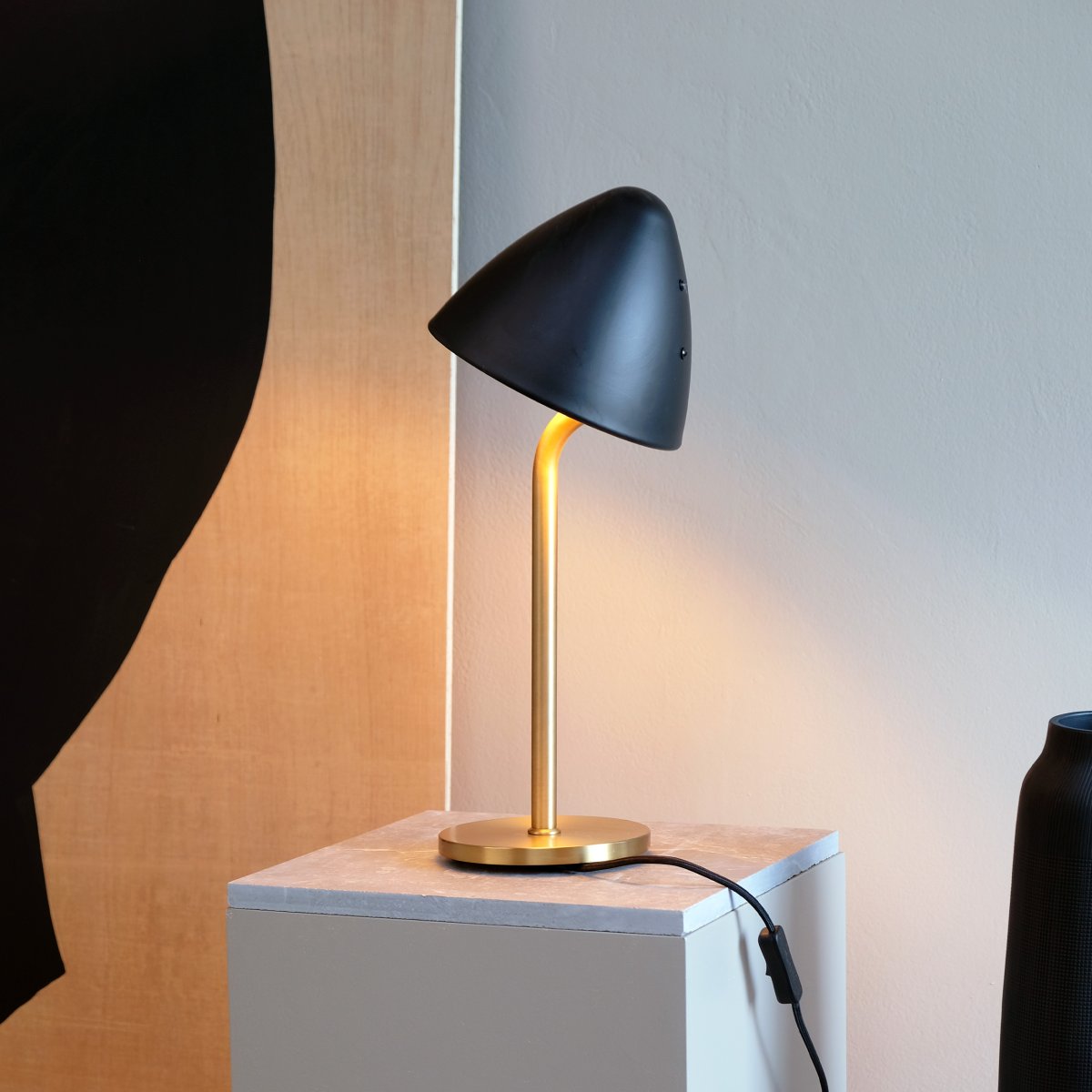 Oulu 47cm Sort bordlampe Fra Dyberg Larsen - Med sit stilfulde design og kvalitetsmaterialer bliver Oulu en iøjnefaldende detalje, der tilføjer elegance og atmosfære til din boligindretning.