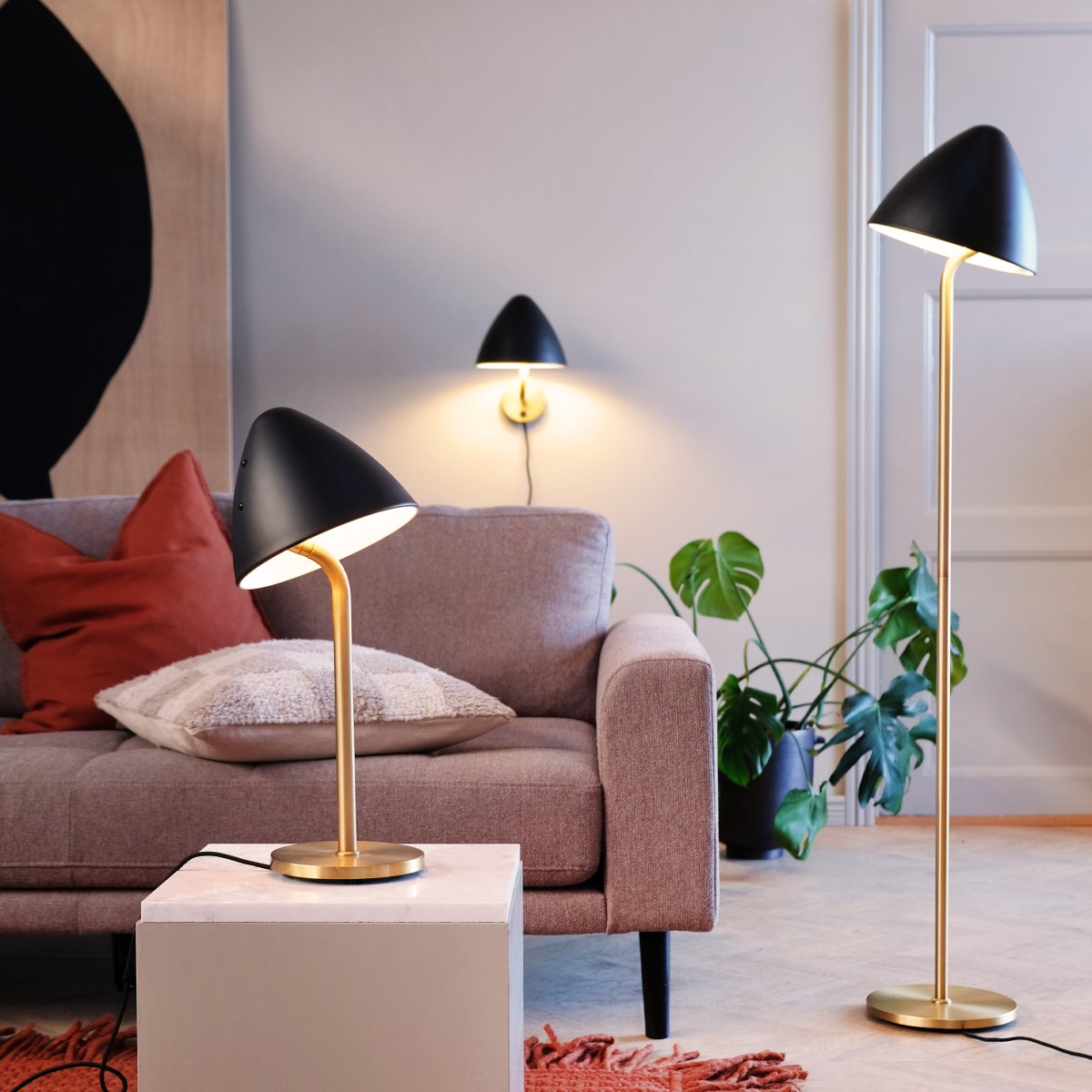 Oulu 47cm Sort bordlampe Fra Dyberg Larsen - Med sit stilfulde design og kvalitetsmaterialer bliver Oulu en iøjnefaldende detalje, der tilføjer elegance og atmosfære til din boligindretning.