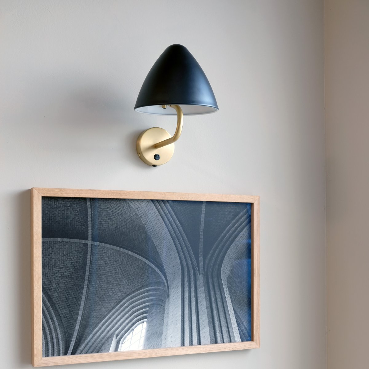 Oulu Ø20 Messing væglampe Fra Dyberg Larsen - OULU væglampe i sort med detaljer i messing tilføjer et moderne og sofistikeret touch til dit hjem.