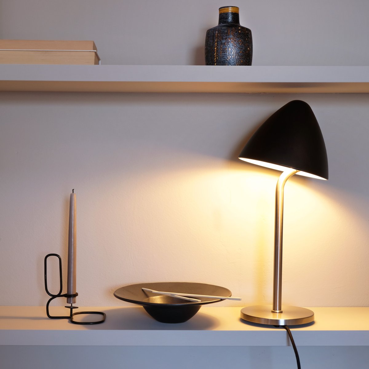 Oulu 47cm Sort bordlampe Fra Dyberg Larsen - Med sit stilfulde design og kvalitetsmaterialer bliver Oulu en iøjnefaldende detalje, der bidrager med elegance og atmosfære til dit interiør.
