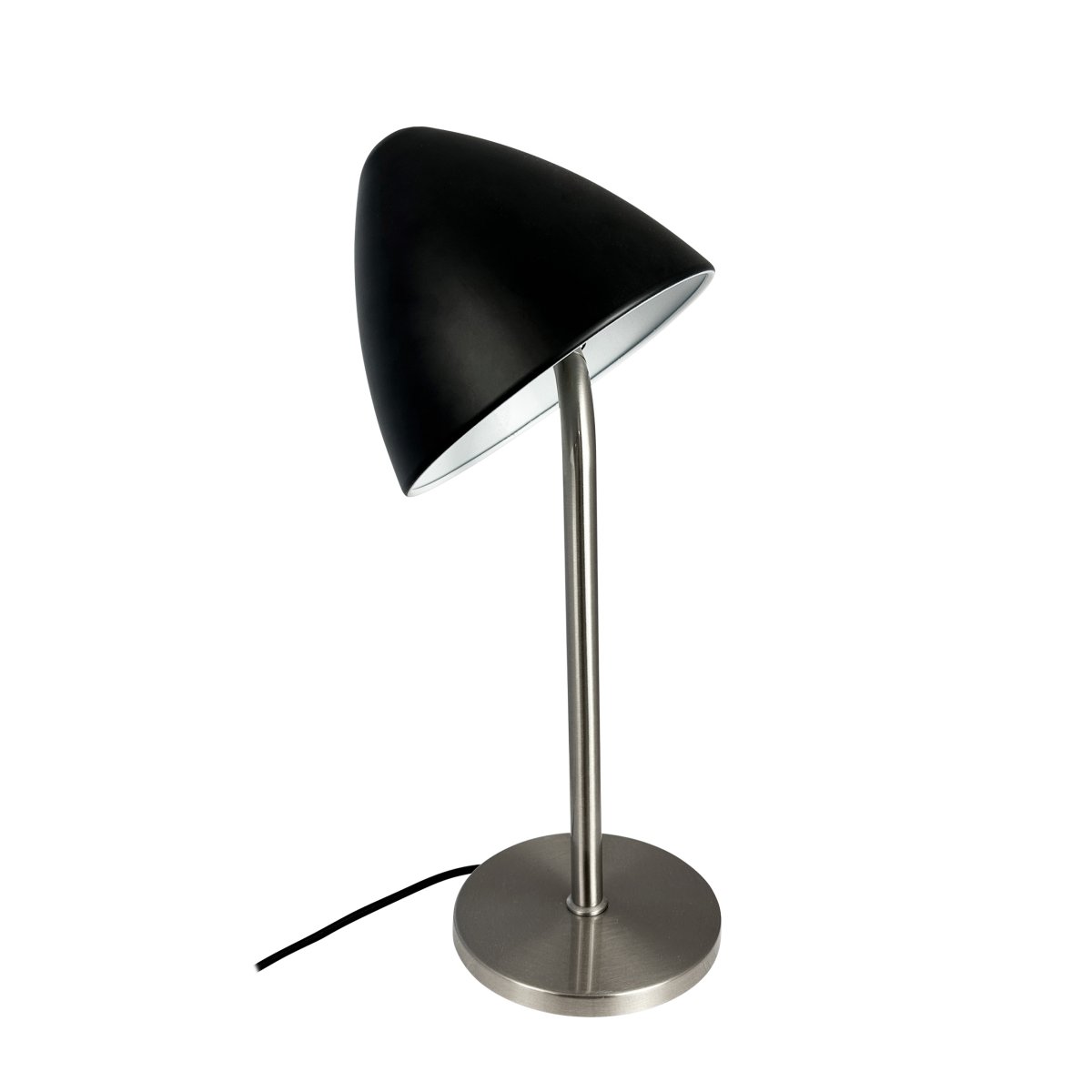 Oulu 47cm Sort bordlampe Fra Dyberg Larsen - Med sit stilfulde design og kvalitetsmaterialer bliver Oulu en iøjnefaldende detalje, der bidrager med elegance og atmosfære til dit interiør.