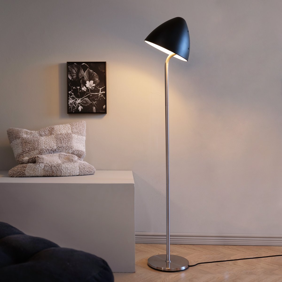 Oulu Børstet stål gulvlampe Fra Dyberg Larsen - OULU gulvlampe i sort med detaljer i børstet stål tilføjer et moderne og sofistikeret touch til dit hjem.