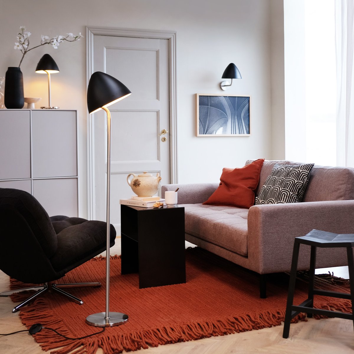 Oulu Børstet stål gulvlampe Fra Dyberg Larsen - OULU gulvlampe i sort med detaljer i børstet stål tilføjer et moderne og sofistikeret touch til dit hjem.