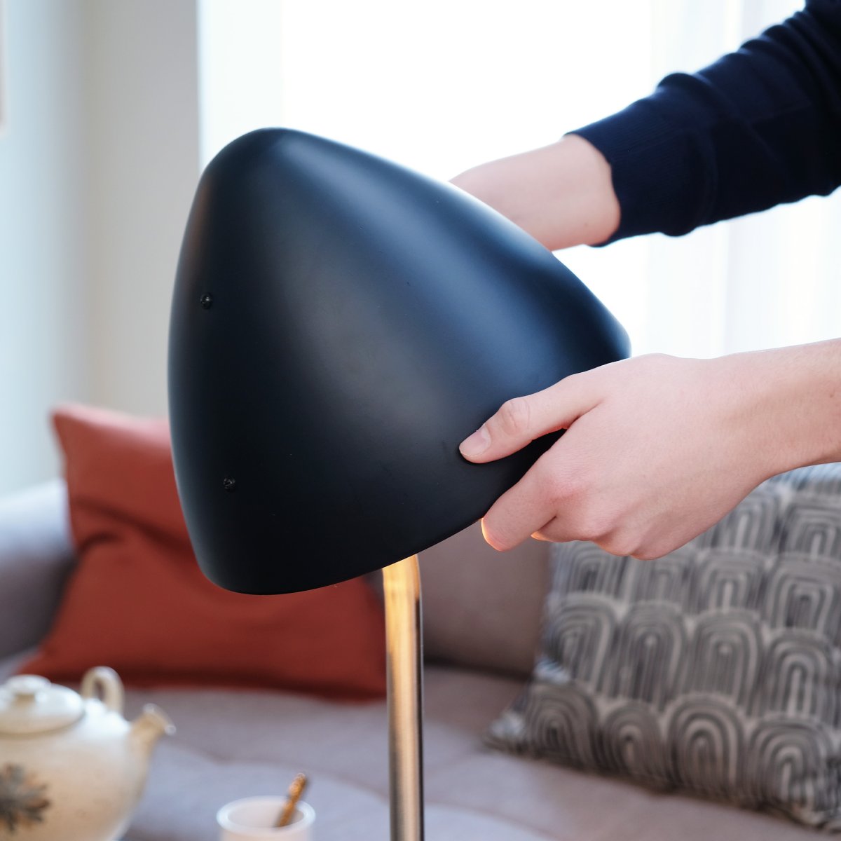 Oulu Børstet stål gulvlampe Fra Dyberg Larsen - OULU gulvlampe i sort med detaljer i børstet stål tilføjer et moderne og sofistikeret touch til dit hjem.