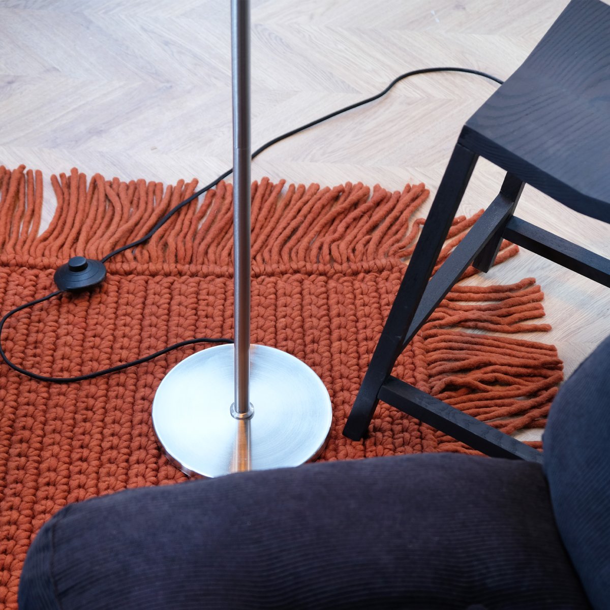 Oulu Børstet stål gulvlampe Fra Dyberg Larsen - OULU gulvlampe i sort med detaljer i børstet stål tilføjer et moderne og sofistikeret touch til dit hjem.