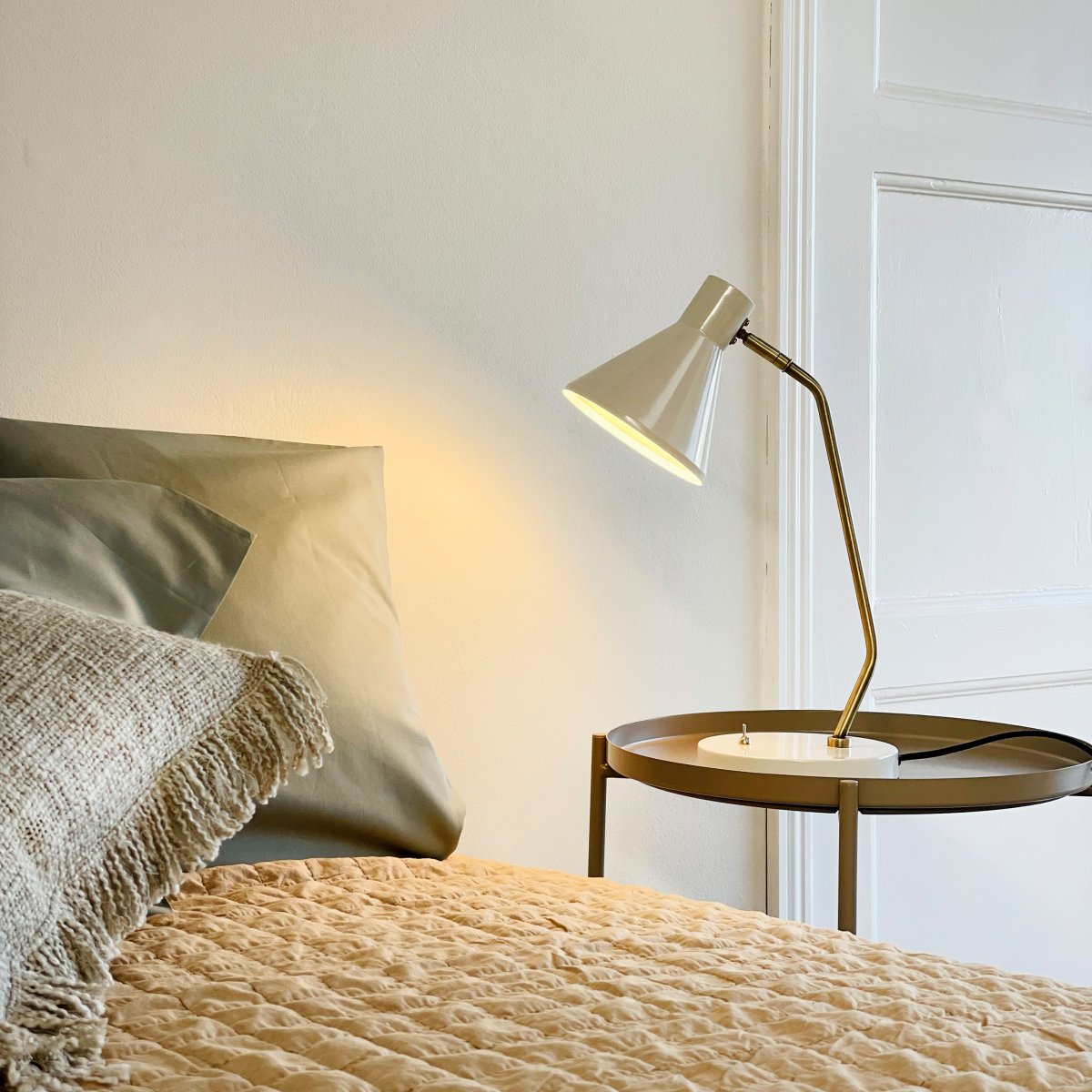 Sleep 43cm Blank hvid skrivebordslampe Fra Dyberg Larsen - Sleep bordlampe er en moderne og stilfuld belysningsl&oslash;sning til dit hjem.