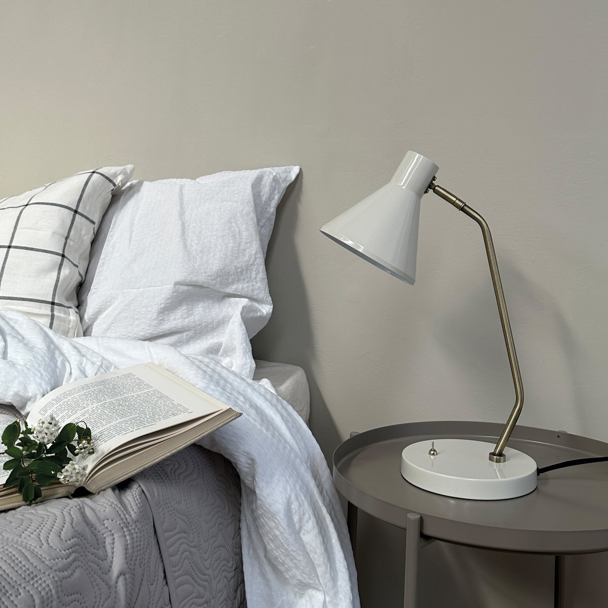 Sleep 43cm Blank hvid skrivebordslampe Fra Dyberg Larsen - Sleep bordlampe er en moderne og stilfuld belysningsl&oslash;sning til dit hjem.
