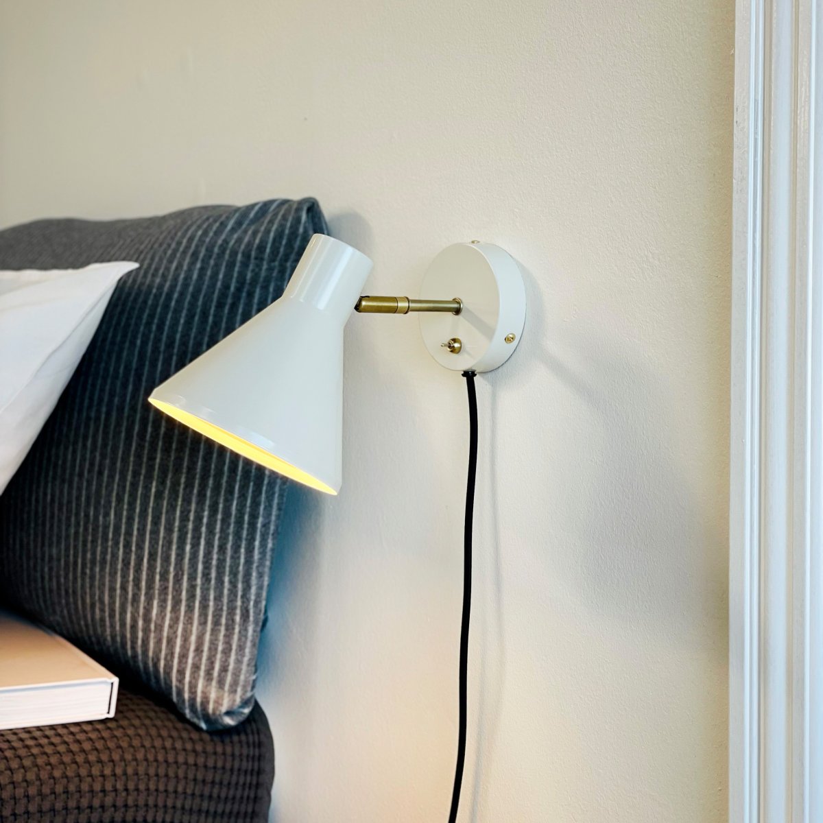 Sleep Skinnende hvid læselampe Fra Dyberg Larsen - Den hvide farve skaber en ren og rolig atmosf&aelig;re, mens detaljerne i antikke blonder giver et ekstra niveau; af elegance.