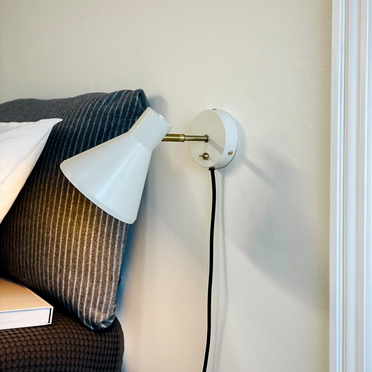 Sleep Skinnende hvid læselampe Fra Dyberg Larsen - Den hvide farve skaber en ren og rolig atmosf&aelig;re, mens detaljerne i antikke blonder giver et ekstra niveau; af elegance.
