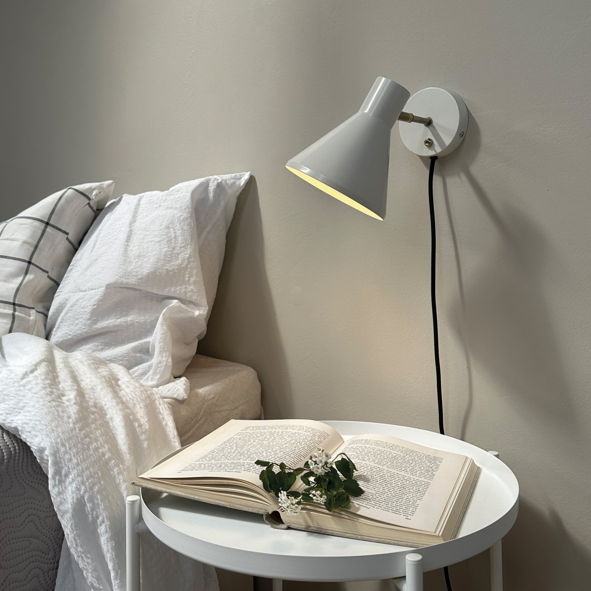 Sleep Skinnende hvid læselampe Fra Dyberg Larsen - Den hvide farve skaber en ren og rolig atmosf&aelig;re, mens detaljerne i antikke blonder giver et ekstra niveau; af elegance.