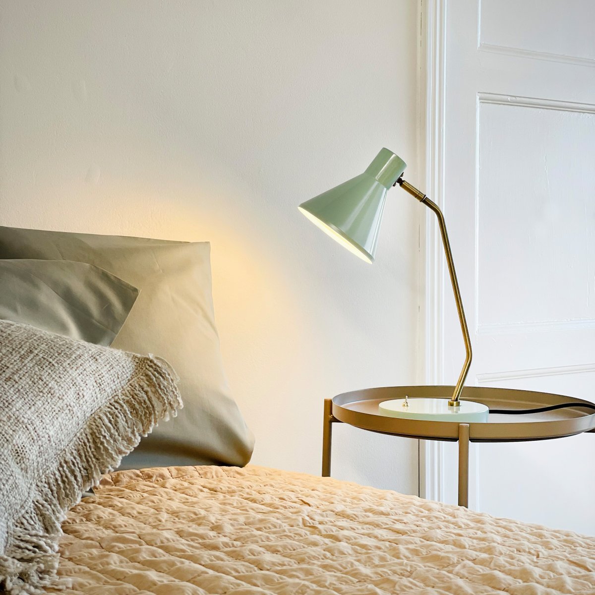 Sleep 43cm Skinnende mynte skrivebordslampe Fra Dyberg Larsen - Sleep bordlampe er en moderne og farverig belysningsl&oslash;sning til dit hjem.