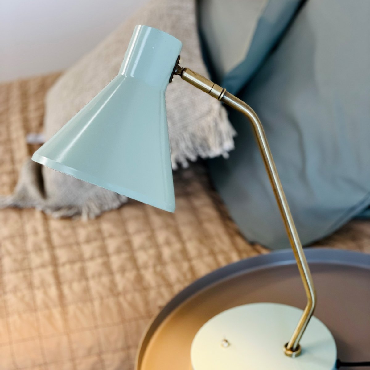 Sleep 43cm Skinnende mynte skrivebordslampe Fra Dyberg Larsen - Sleep bordlampe er en moderne og farverig belysningsl&oslash;sning til dit hjem.