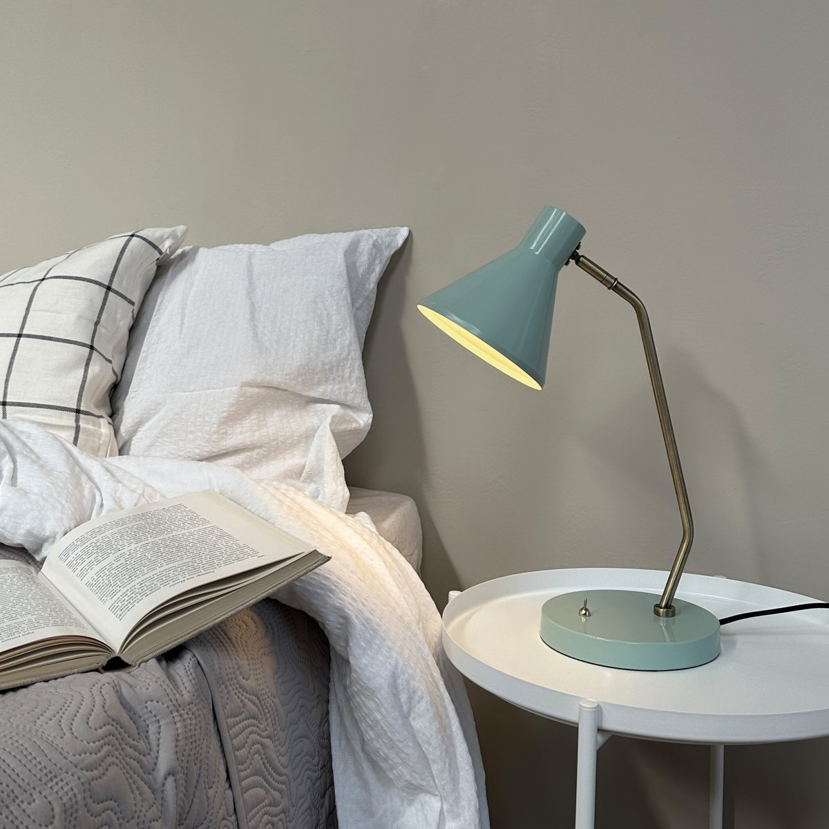 Sleep 43cm Skinnende mynte skrivebordslampe Fra Dyberg Larsen - Sleep bordlampe er en moderne og farverig belysningsl&oslash;sning til dit hjem.