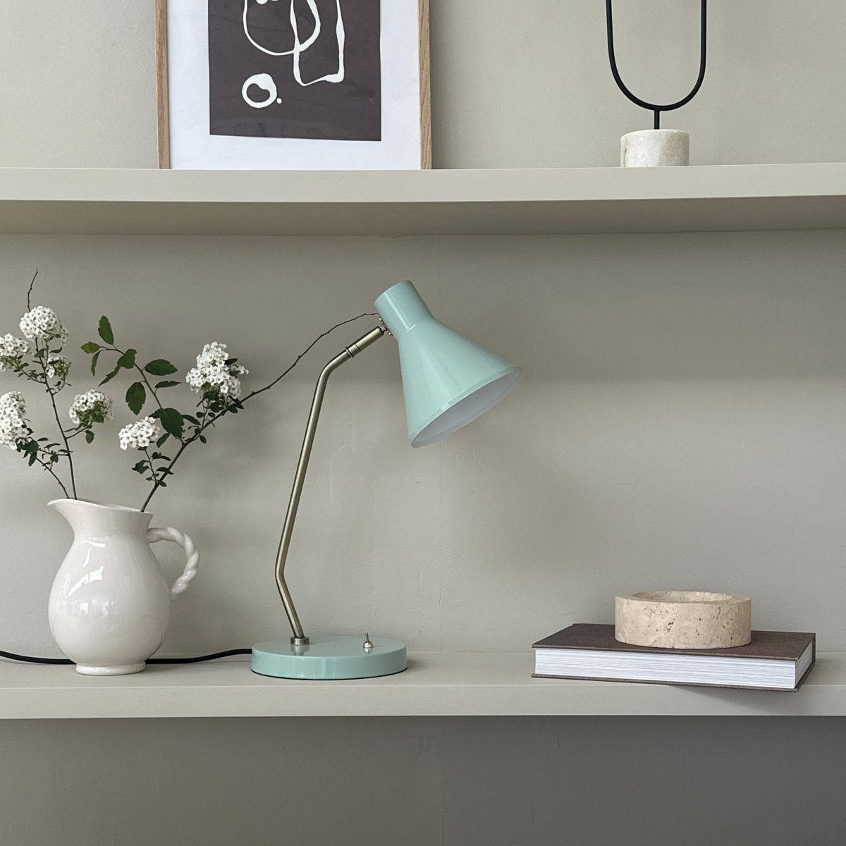 Sleep 43cm Skinnende mynte skrivebordslampe Fra Dyberg Larsen - Sleep bordlampe er en moderne og farverig belysningsl&oslash;sning til dit hjem.