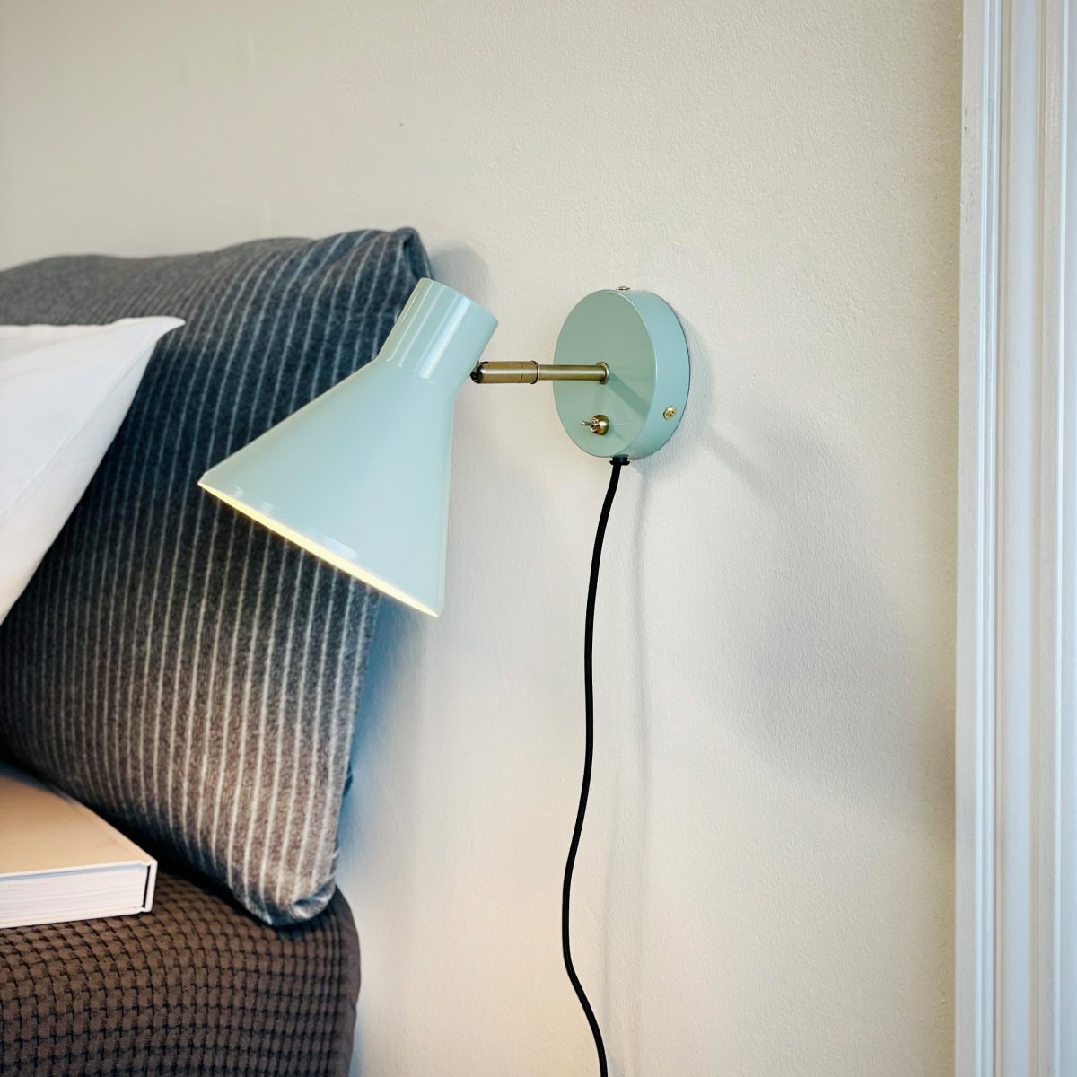 Sleep Skinnende mynte læselampe Fra Dyberg Larsen - Den mintgr&oslash;nne farve skaber en hyggelig atmosf&aelig;re, mens detaljerne i antik messing giver et ekstra niveau; af elegance.