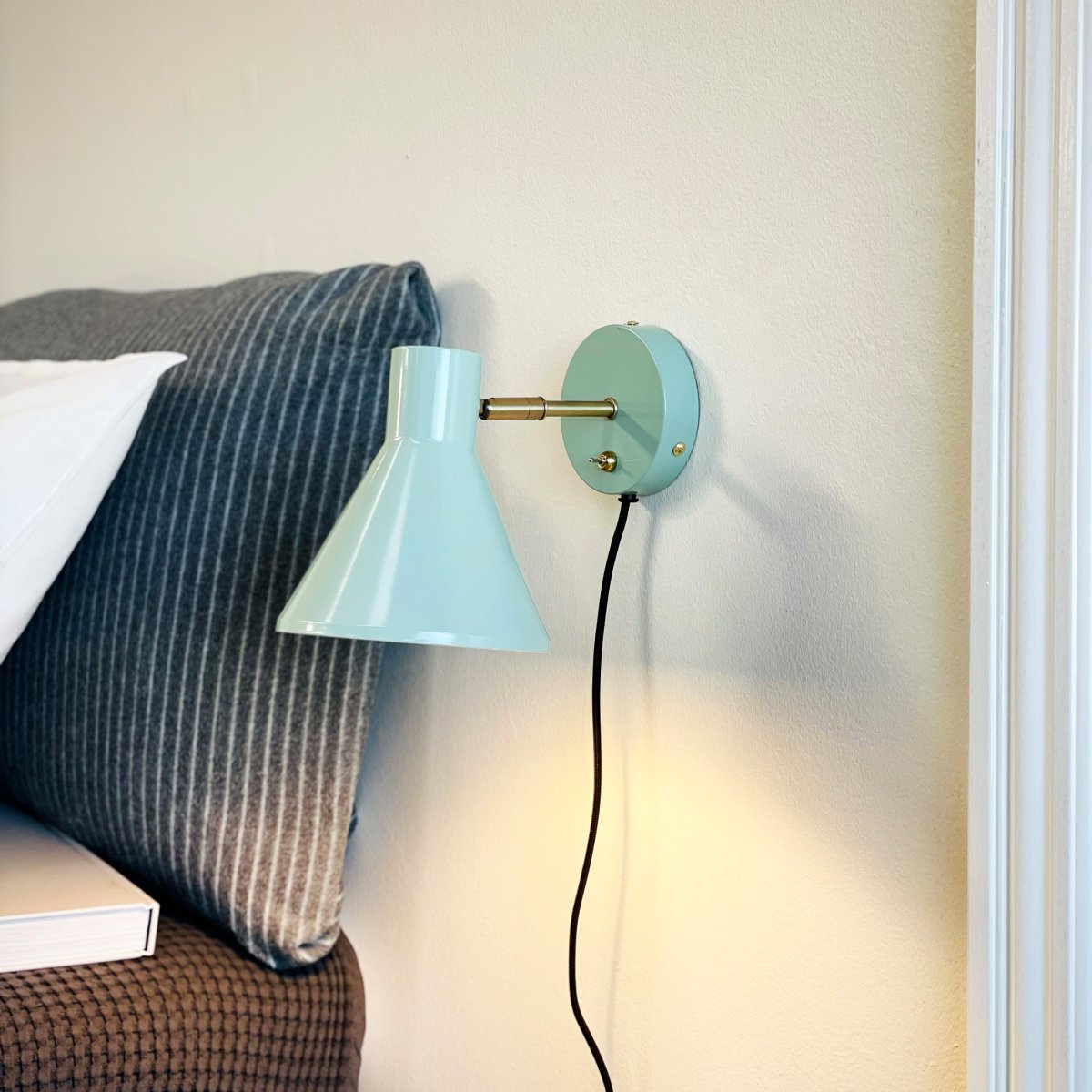 Sleep Skinnende mynte læselampe Fra Dyberg Larsen - Den mintgr&oslash;nne farve skaber en hyggelig atmosf&aelig;re, mens detaljerne i antik messing giver et ekstra niveau; af elegance.