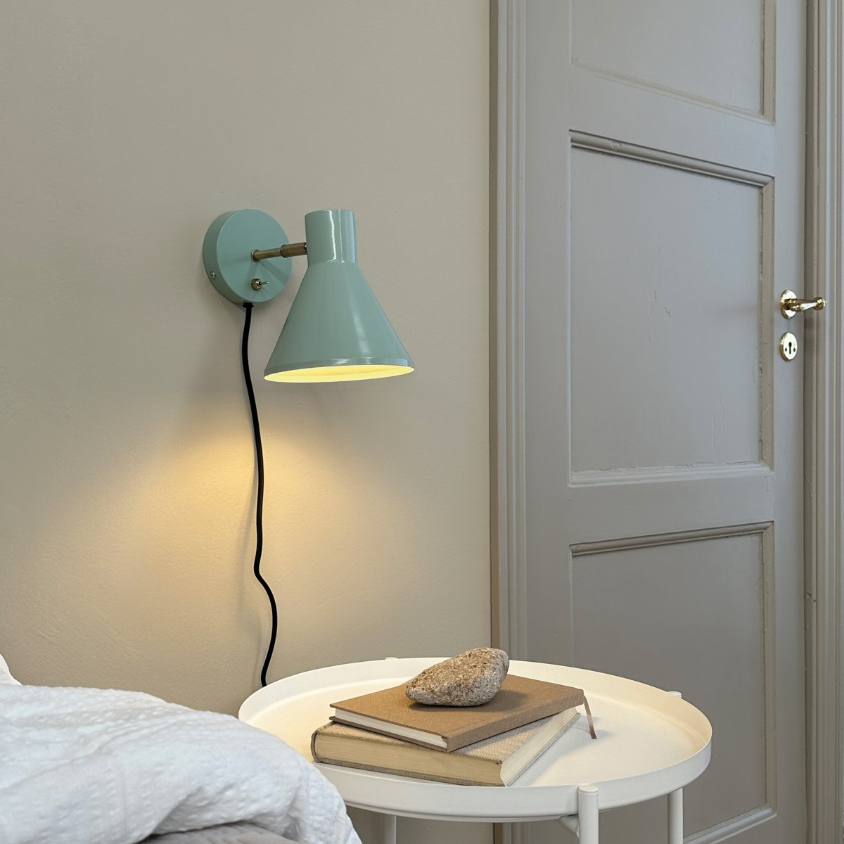 Sleep Skinnende mynte læselampe Fra Dyberg Larsen - Den mintgr&oslash;nne farve skaber en hyggelig atmosf&aelig;re, mens detaljerne i antik messing giver et ekstra niveau; af elegance.