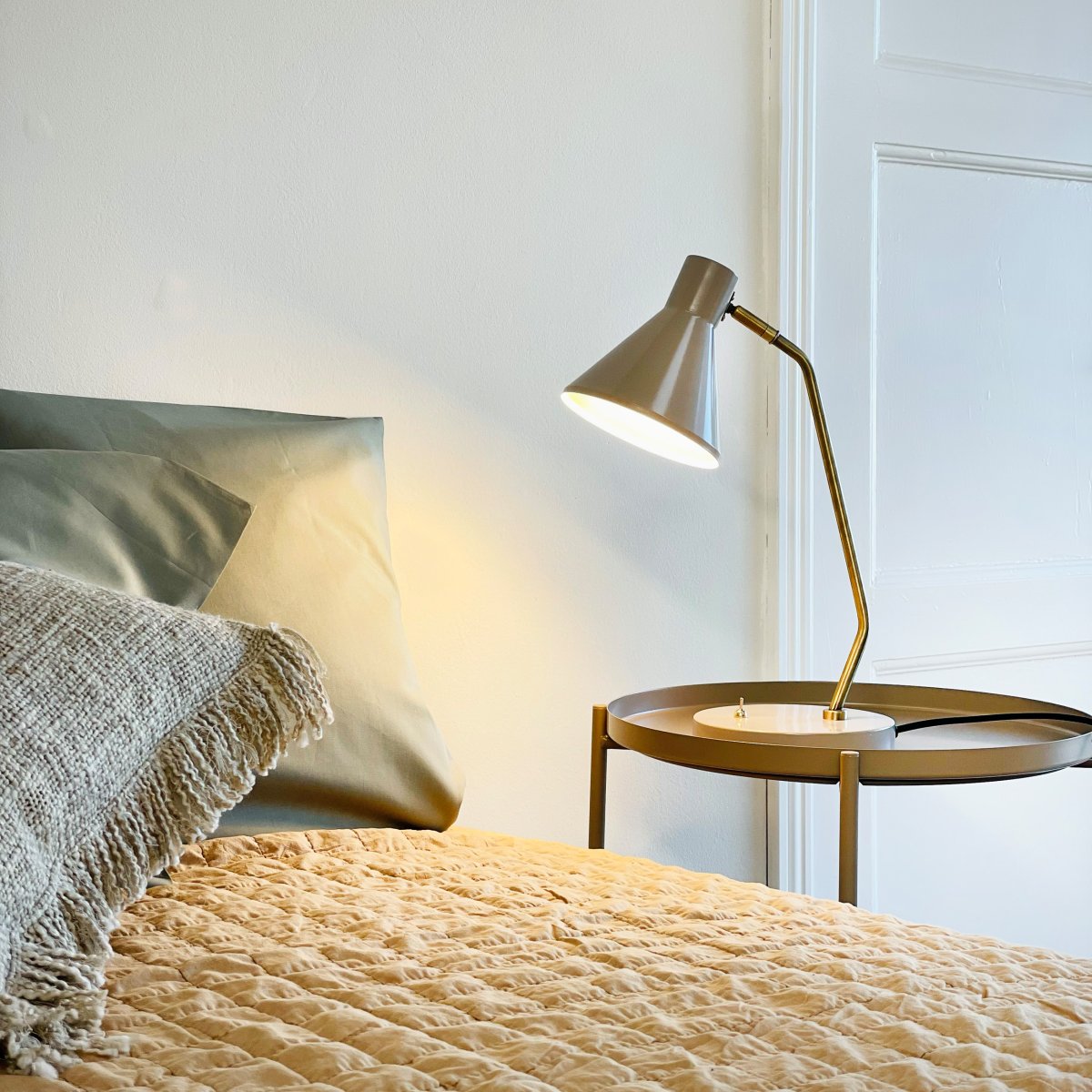 Sleep 43cm Blank beige skrivebordslampe Fra Dyberg Larsen - Sleep bordlampe er en moderne og stilfuld belysningsl&oslash;sning til dit hjem.