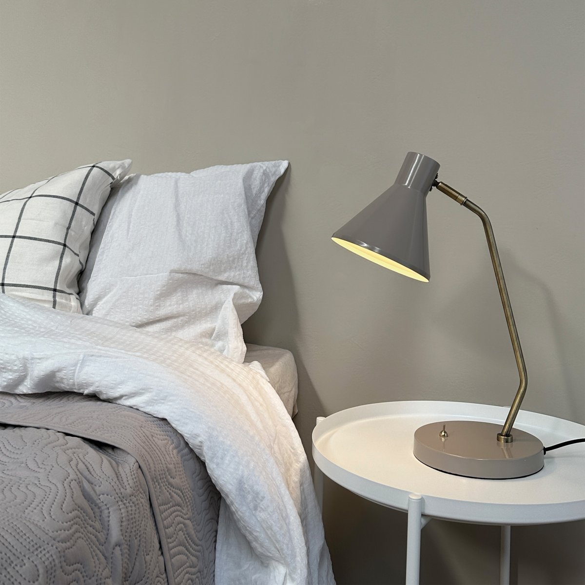 Sleep 43cm Blank beige skrivebordslampe Fra Dyberg Larsen - Sleep bordlampe er en moderne og stilfuld belysningsl&oslash;sning til dit hjem.