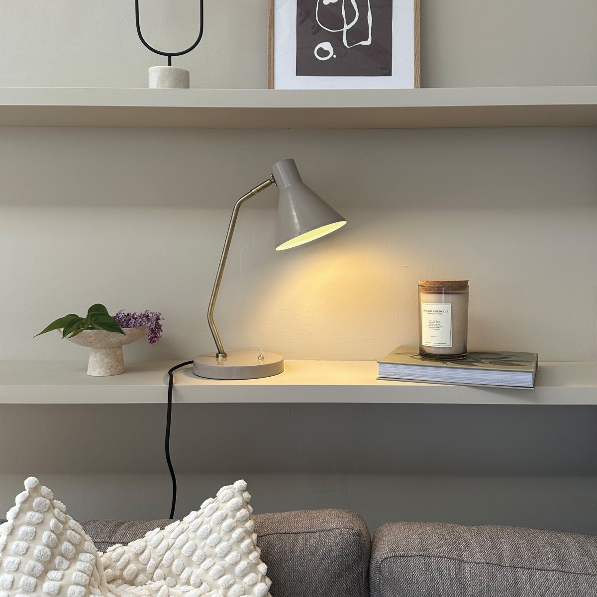 Sleep 43cm Blank beige skrivebordslampe Fra Dyberg Larsen - Sleep bordlampe er en moderne og stilfuld belysningsl&oslash;sning til dit hjem.