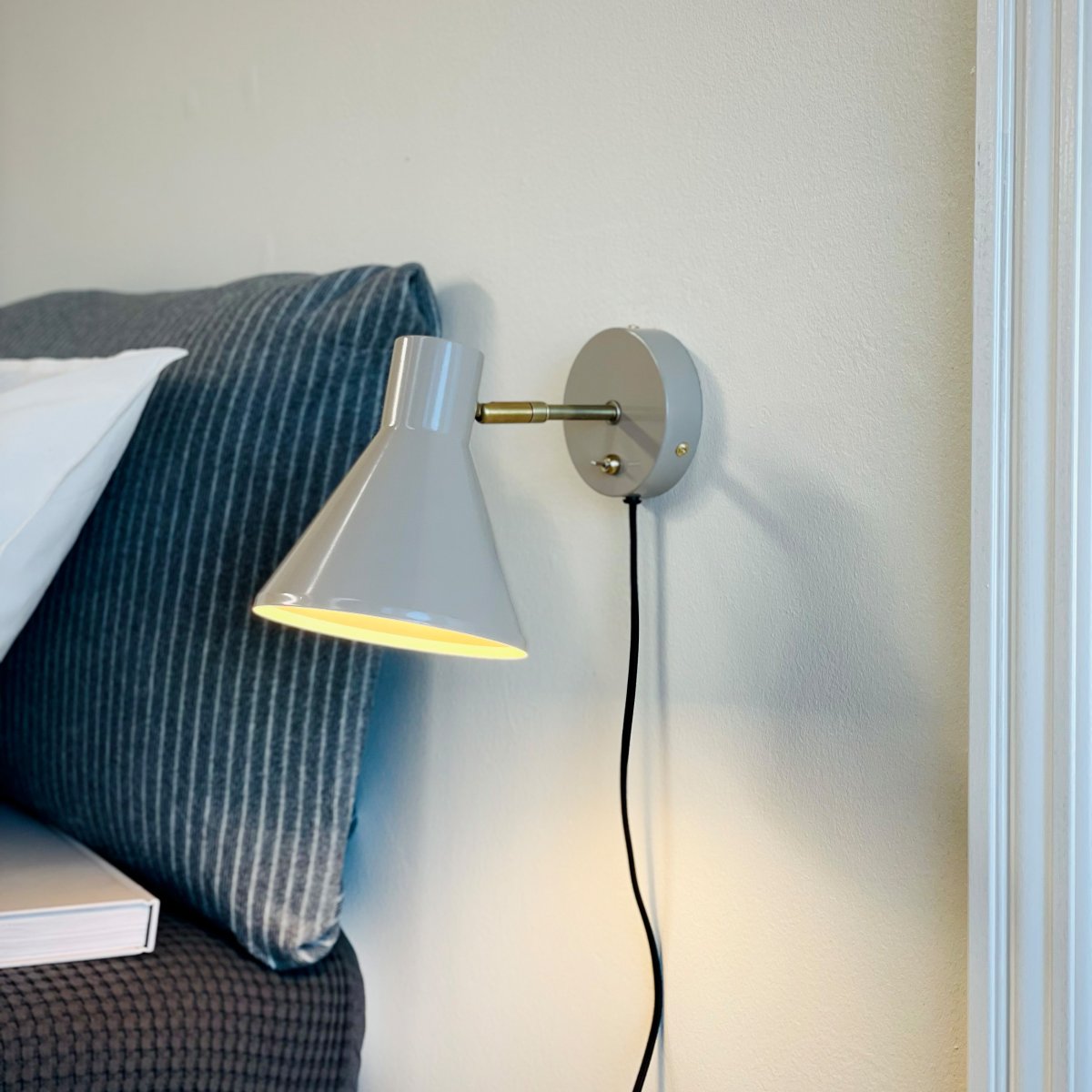 Sleep Skinnende beige læselampe Fra Dyberg Larsen - Farven beige skaber en ren og rolig atmosf&aelig;re, mens detaljerne i antikke blonder giver et ekstra niveau; af elegance.
