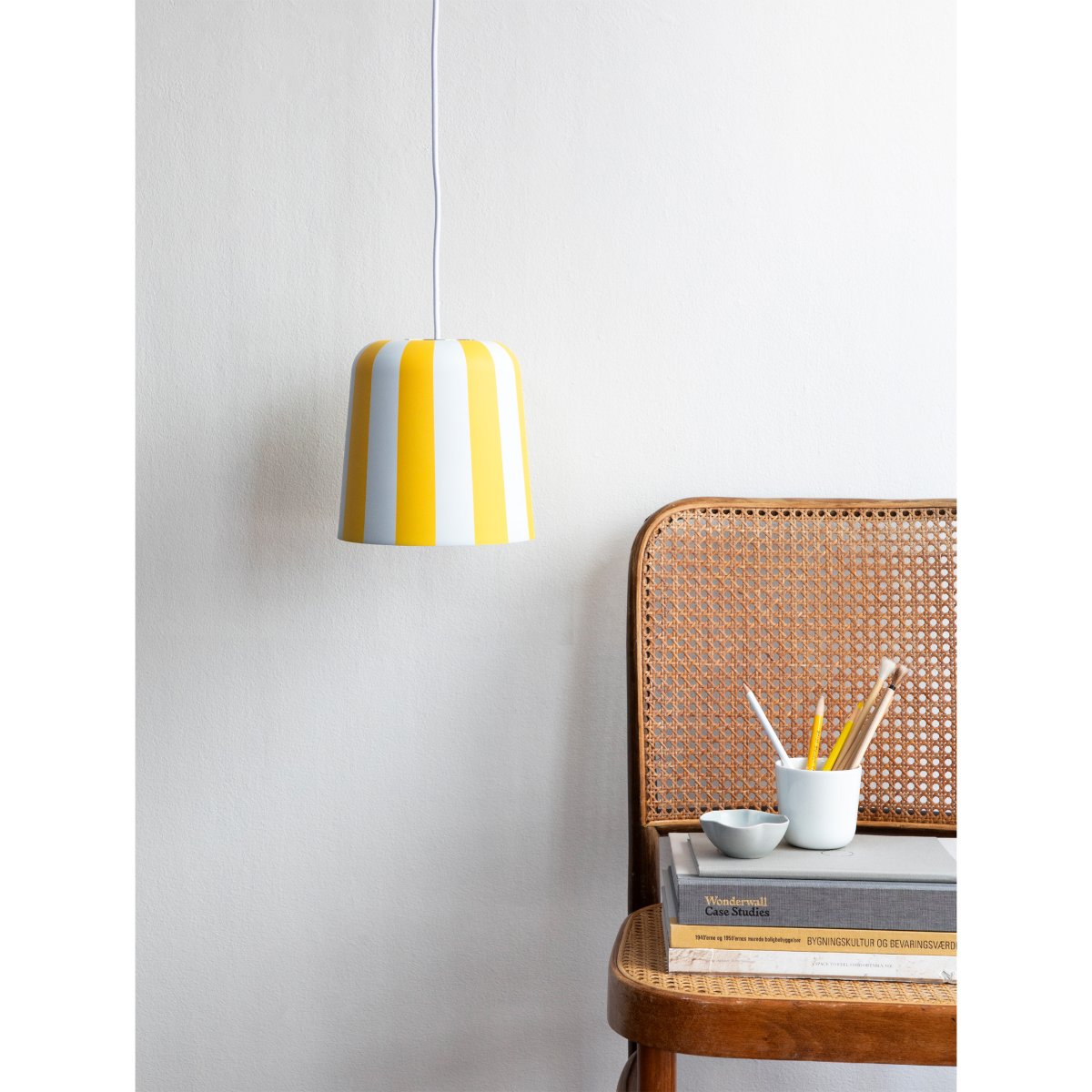 Gry Ø20 Gul loftslampe Fra Dyberg Larsen - Genom att ta igenk&auml;nnbara m&ouml;nster och s&auml;tta dem i en ny kontext ville hon skapa en lampa som f&aring;r m&auml;nniskor att le och ger en unik visuell upplevelse.