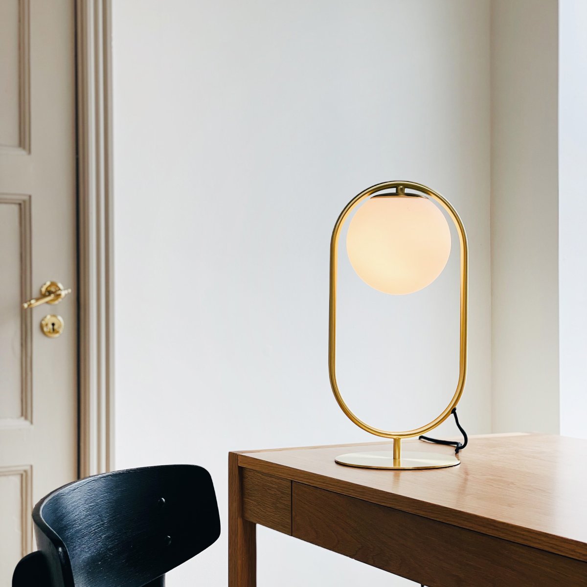 Reims 40cm Messing/hvid bordlampe Fra Dyberg Larsen - Med en 1,6 meter lang sort stofledning og praktisk tænd/sluk-knap er Reims både stilfuld og funktionel.