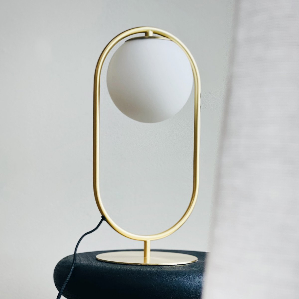 Reims 40cm Messing/hvid bordlampe Fra Dyberg Larsen - Med en 1,6 meter lang sort stofledning og praktisk tænd/sluk-knap er Reims både stilfuld og funktionel.