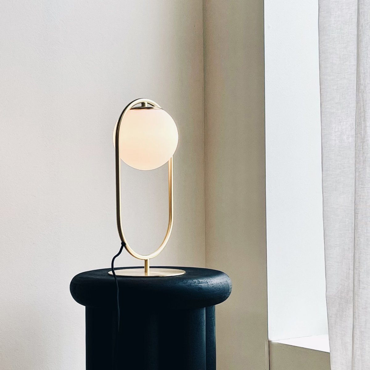Reims 40cm Messing/hvid bordlampe Fra Dyberg Larsen - Med en 1,6 meter lang sort stofledning og praktisk tænd/sluk-knap er Reims både stilfuld og funktionel.