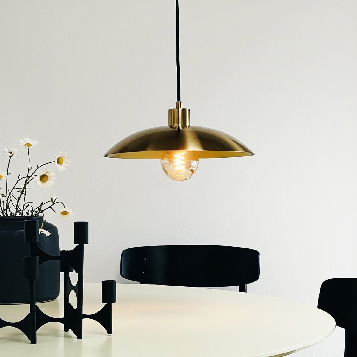 Paris Ø33 Messing loftslampe Fra Dyberg Larsen - Denne fortryllende lampe er lavet af messing og bringer en smag af Paris til dit hjem.