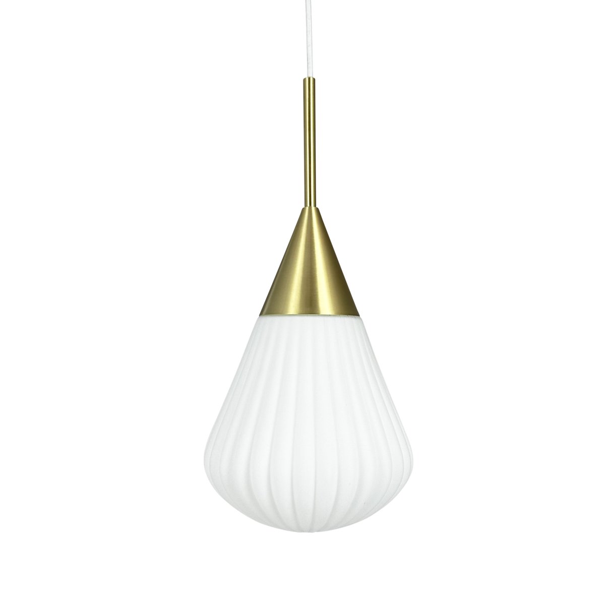 Ballon Ø20 Hvid loftslampe Fra Dyberg Larsen - Med sin moderna form och stilrena material &auml;r Ballon Pendant det perfekta valet f&ouml;r den som vill f&ouml;rena ljus och elegans &ndash; en funktionell och tidl&ouml;s designklassiker.