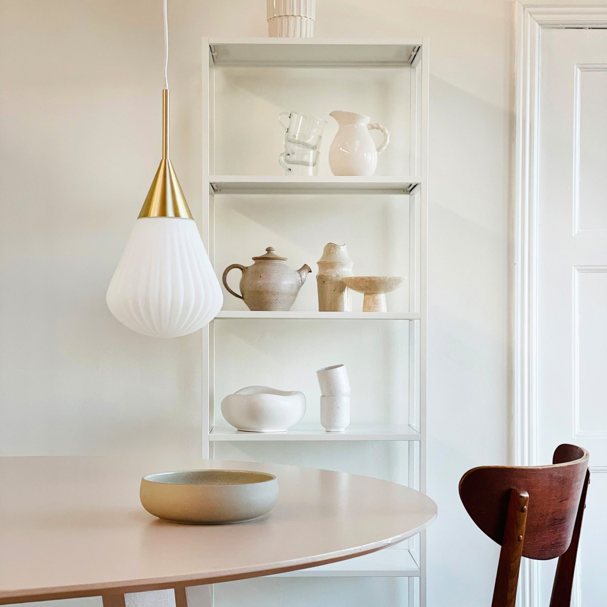 Ballon Ø20 Hvid loftslampe Fra Dyberg Larsen - Med sin moderna form och stilrena material &auml;r Ballon Pendant det perfekta valet f&ouml;r den som vill f&ouml;rena ljus och elegans &ndash; en funktionell och tidl&ouml;s designklassiker.