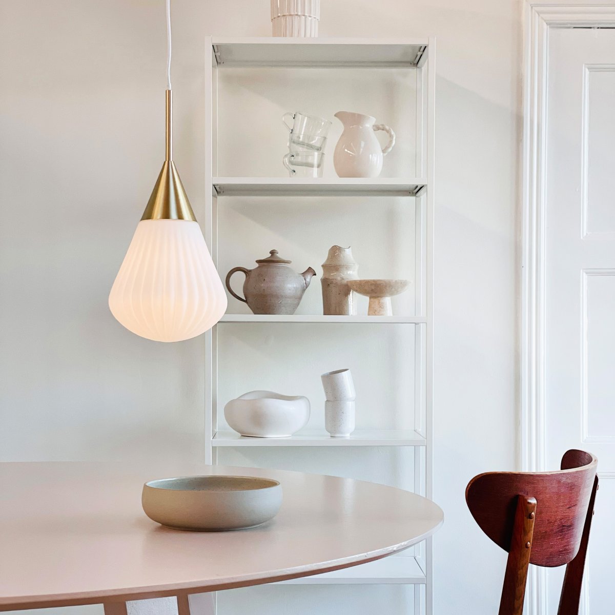 Ballon Ø20 Hvid loftslampe Fra Dyberg Larsen - Med sin moderna form och stilrena material &auml;r Ballon Pendant det perfekta valet f&ouml;r den som vill f&ouml;rena ljus och elegans &ndash; en funktionell och tidl&ouml;s designklassiker.