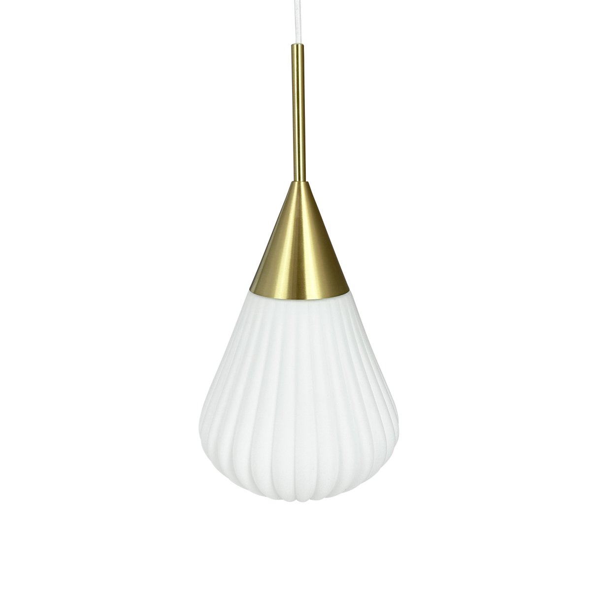 Ballon Ø20 Hvid loftslampe Fra Dyberg Larsen - Med sin moderna form och stilrena material &auml;r Ballon Pendant det perfekta valet f&ouml;r den som vill f&ouml;rena ljus och elegans &ndash; en funktionell och tidl&ouml;s designklassiker.