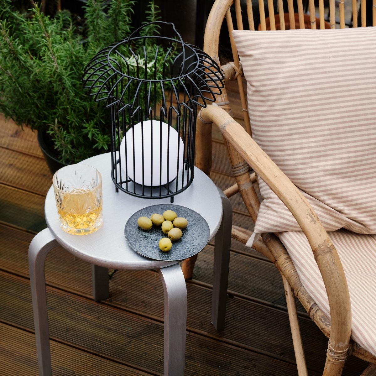 Basket 32cm Sort bærbar Fra Dyberg Larsen - &nbsp; Lyktan laddas enkelt med medf&ouml;ljande USB-kabel, vilket g&ouml;r att du kan njuta av dess vackra ljus &aring;ret om (adapter ing&aring;r ej).