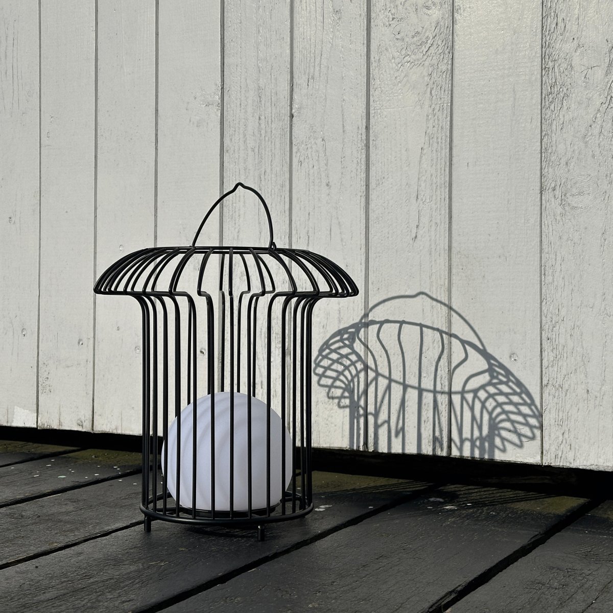 Basket 32cm Sort bærbar Fra Dyberg Larsen - &nbsp; Lyktan laddas enkelt med medf&ouml;ljande USB-kabel, vilket g&ouml;r att du kan njuta av dess vackra ljus &aring;ret om (adapter ing&aring;r ej).