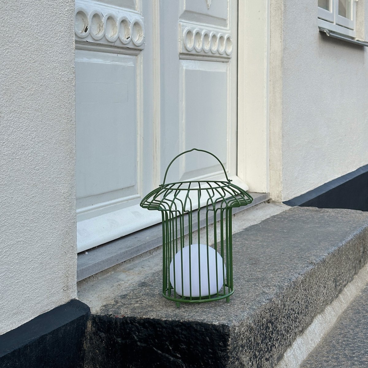 Basket 32cm Grøn bærbar Fra Dyberg Larsen - &nbsp; Lyktan laddas enkelt med medf&ouml;ljande USB-kabel, vilket g&ouml;r att du kan njuta av dess vackra ljus &aring;ret om (adapter ing&aring;r ej).
