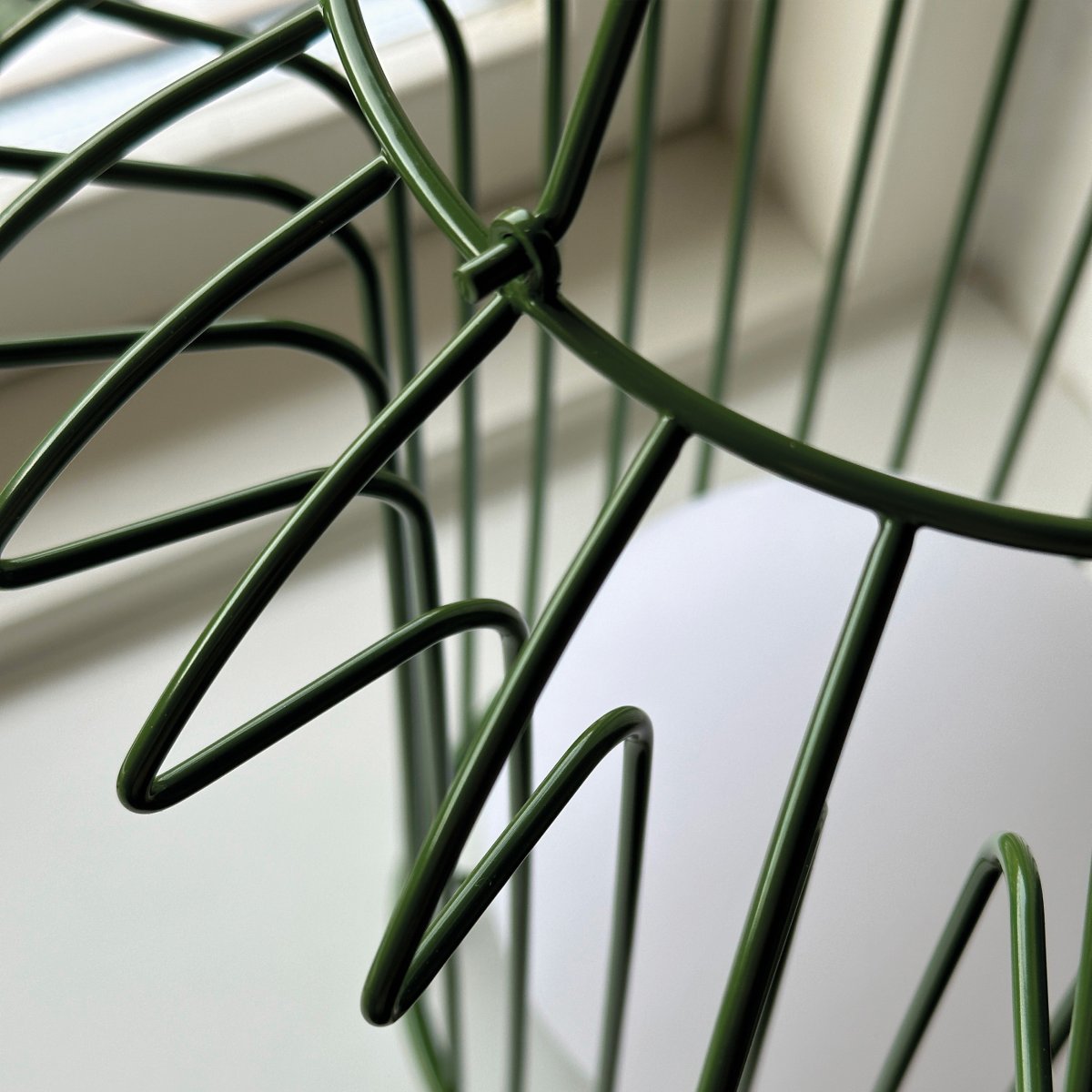 Basket 32cm Grøn bærbar Fra Dyberg Larsen - &nbsp; Lyktan laddas enkelt med medf&ouml;ljande USB-kabel, vilket g&ouml;r att du kan njuta av dess vackra ljus &aring;ret om (adapter ing&aring;r ej).