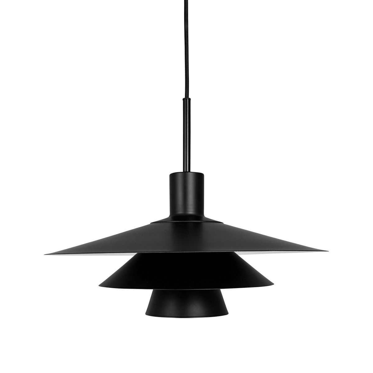 Kay Ø40 Sort loftslampe Fra Dyberg Larsen - Den djupa svarta finishen skapar en sl&aring;ende visuell effekt &ndash; antingen som en dj&auml;rv kontrast eller en s&ouml;ml&ouml;s del av en sofistikerad nordisk inredning.