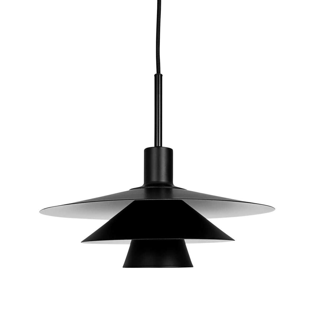 Kay Ø40 Sort loftslampe Fra Dyberg Larsen - Den djupa svarta finishen skapar en sl&aring;ende visuell effekt &ndash; antingen som en dj&auml;rv kontrast eller en s&ouml;ml&ouml;s del av en sofistikerad nordisk inredning.