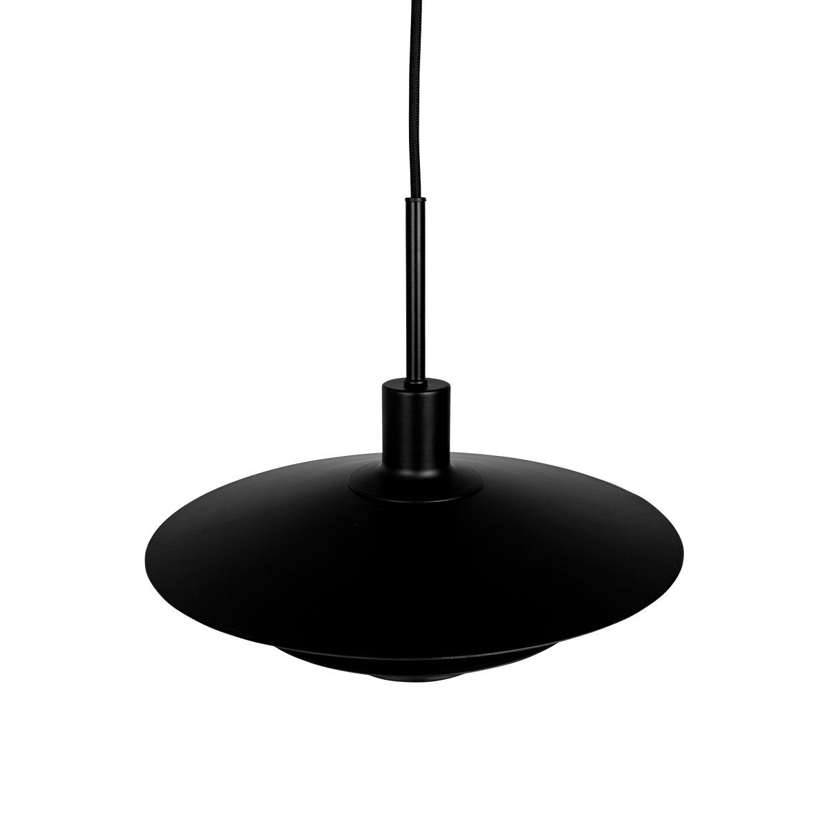 Kay Ø40 Sort loftslampe Fra Dyberg Larsen - Den djupa svarta finishen skapar en sl&aring;ende visuell effekt &ndash; antingen som en dj&auml;rv kontrast eller en s&ouml;ml&ouml;s del av en sofistikerad nordisk inredning.