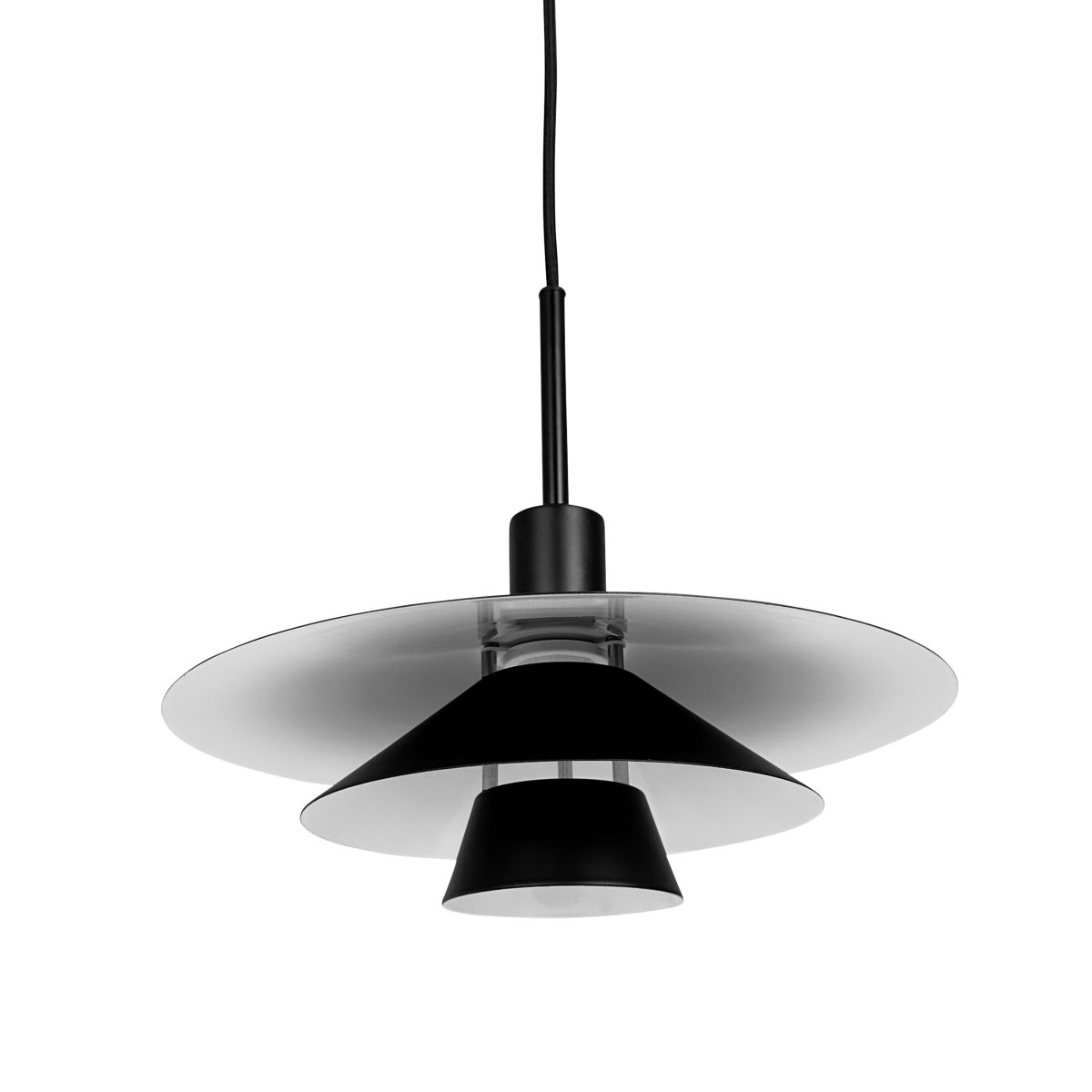 Kay Ø40 Sort loftslampe Fra Dyberg Larsen - Den djupa svarta finishen skapar en sl&aring;ende visuell effekt &ndash; antingen som en dj&auml;rv kontrast eller en s&ouml;ml&ouml;s del av en sofistikerad nordisk inredning.