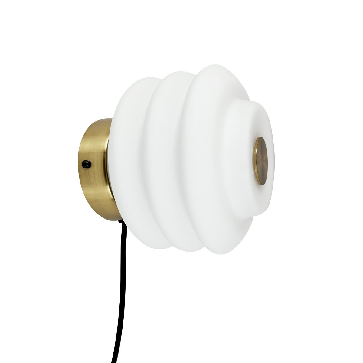 Diva Ø18 Hvid væglampe Fra Dyberg Larsen - Lavet af mundblæst opalglas og med en kompakt størrelse på 15 cm i højden og 16 cm i diameter vil Diva være et elegant indslag i ethvert rum.