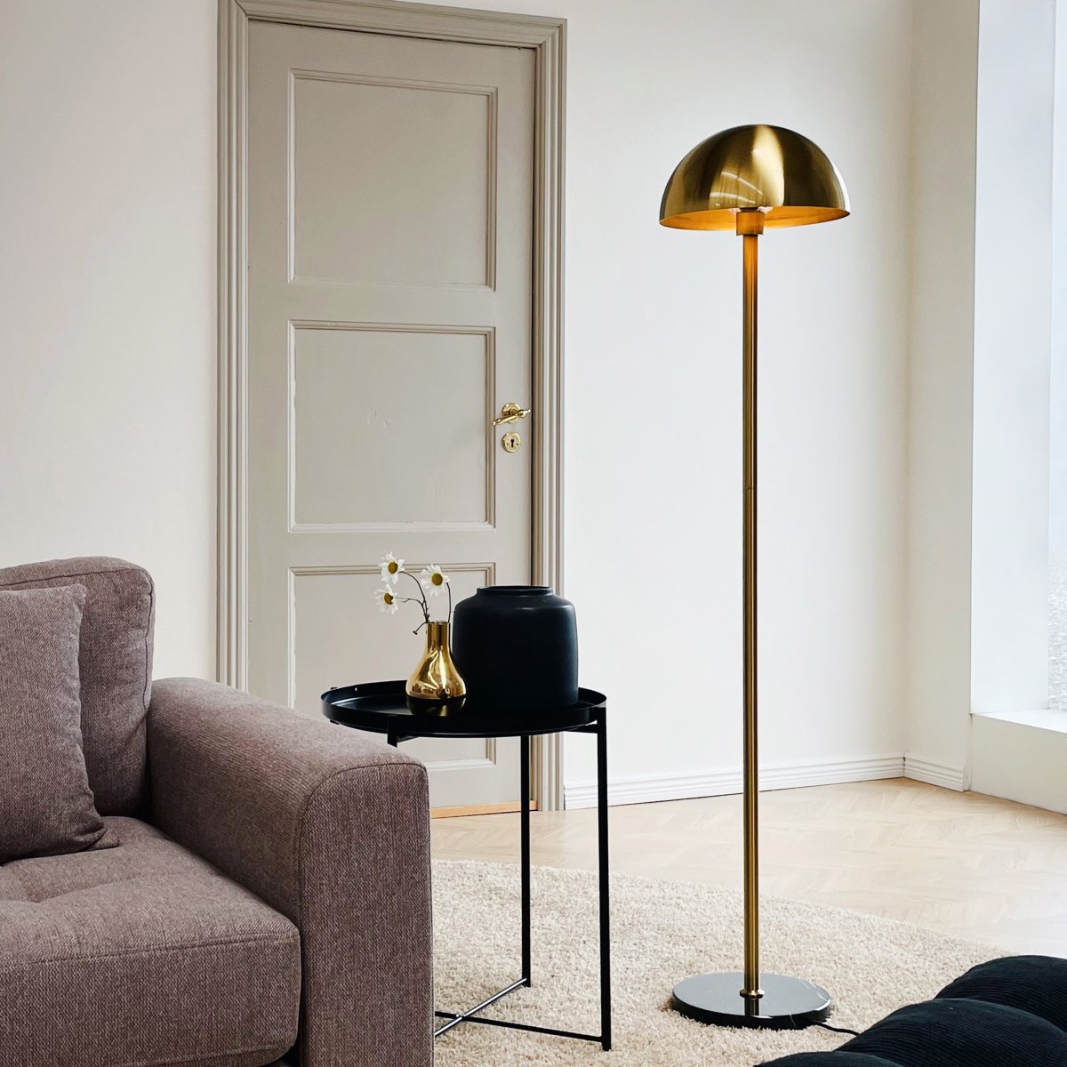Menton Messing/sort gulvlampe Fra Dyberg Larsen - Lampen er lavet af messing med solid marmorfod og giver en elegant og eksklusiv følelse.