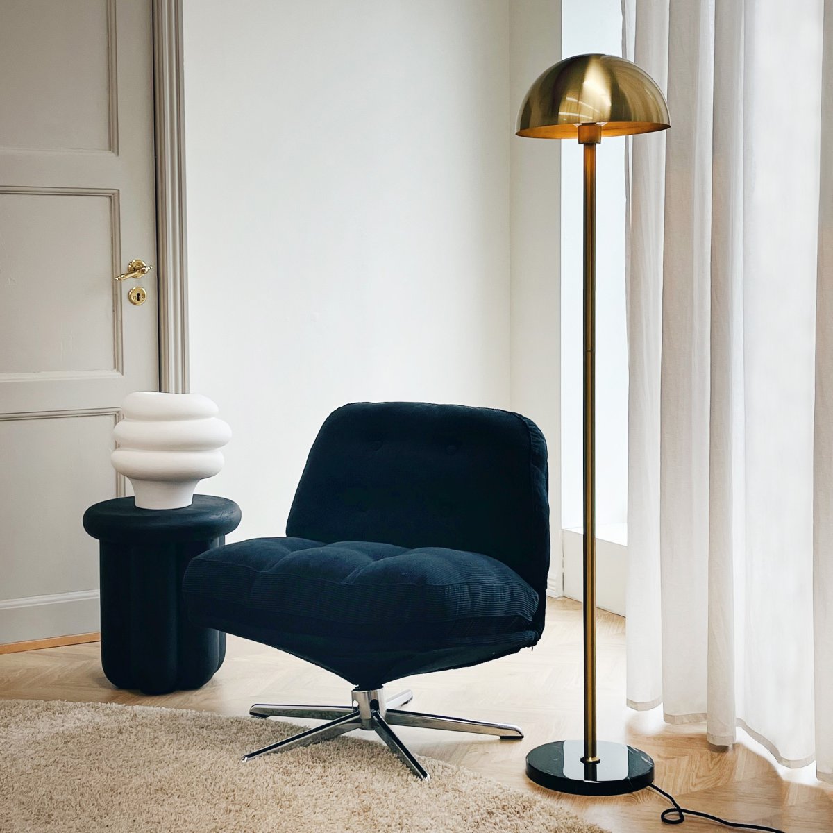 Menton Messing/sort gulvlampe Fra Dyberg Larsen - Lampen er lavet af messing med solid marmorfod og giver en elegant og eksklusiv følelse.