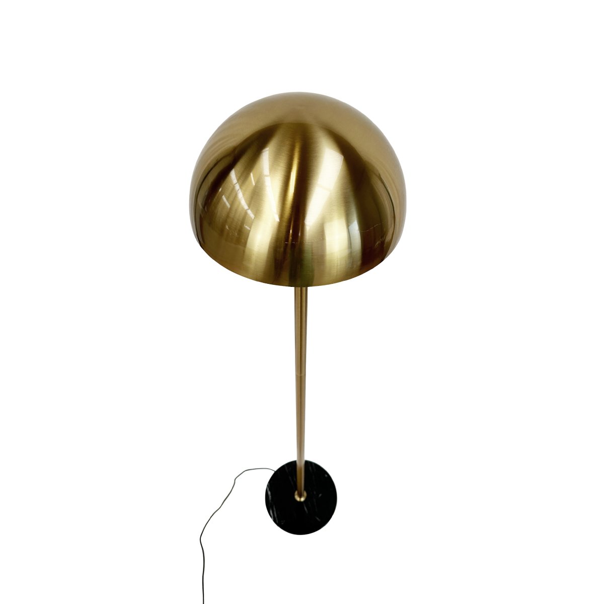 Menton Messing/sort gulvlampe Fra Dyberg Larsen - Lampen er lavet af messing med solid marmorfod og giver en elegant og eksklusiv følelse.