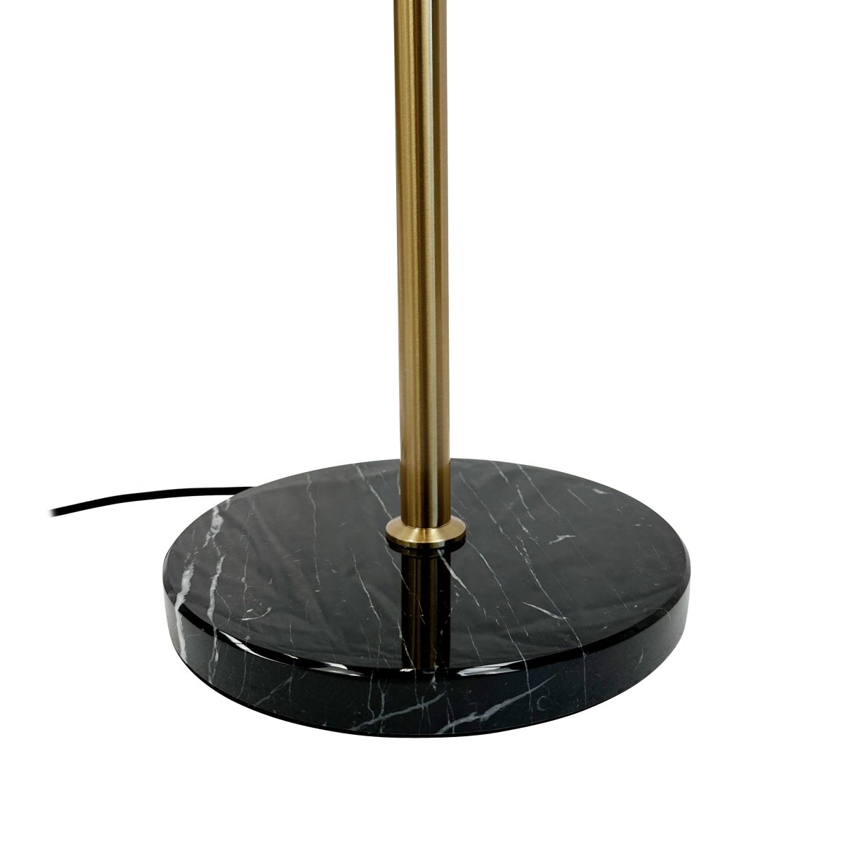 Menton Messing/sort gulvlampe Fra Dyberg Larsen - Lampen er lavet af messing med solid marmorfod og giver en elegant og eksklusiv følelse.